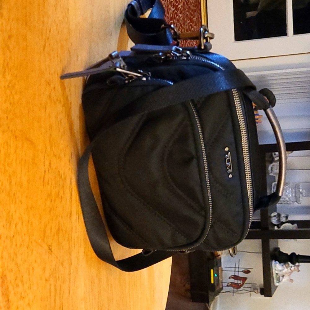TROY CROSSBODY -BLACK Excellent Condition